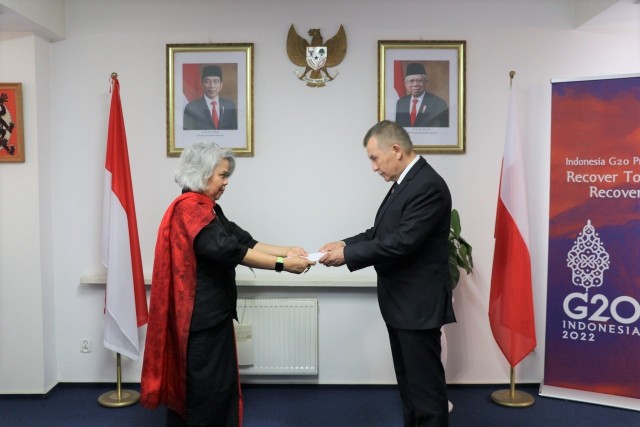 Mirosław Wawrowski przyjmuje z rąk ambasador Indonezji w Polsce nominacje na konsula honorowego Republiki Indonezji.