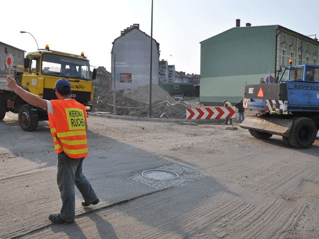 Skrzyżowanie ulicy Wyszńskiego i Armii Krajowej &#8211; ciężki sprzęt, samochody, rozkopana nawierzchnia &#8211; słowem budowa na całego. 