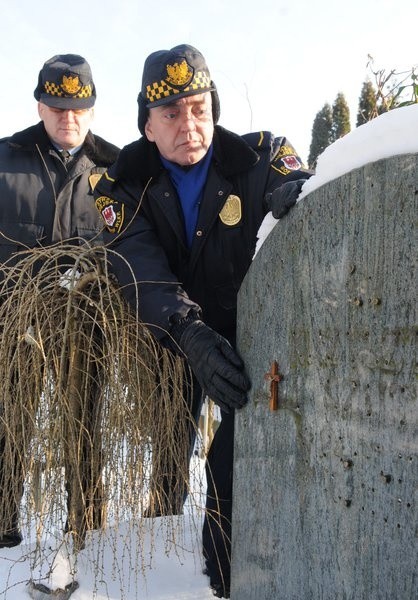 Straż miejska jest na cmentarzu dwa razy dziennie. Wczoraj patrol mieli tu: Krzysztof Kołowrocki i Leszek Bukowski. Może dzięki ich obecności już więcej grobów nie spotka taki los, jak tego pomnika na zdjęciu.