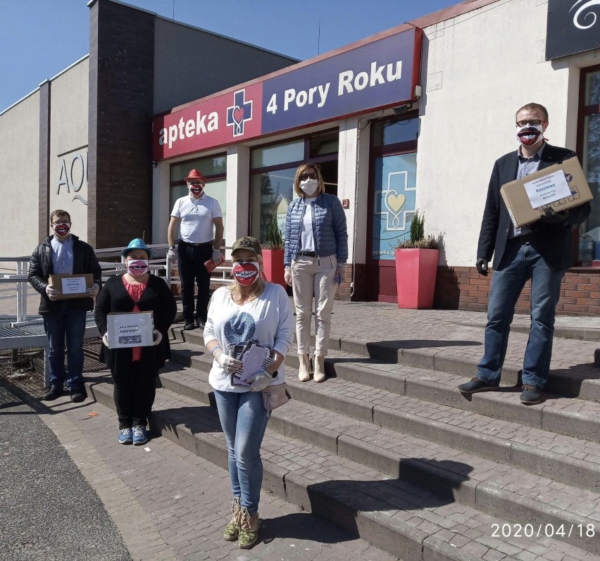 Seniorzy w Mysłowicach za darmo otrzymują maseczki ochronne....