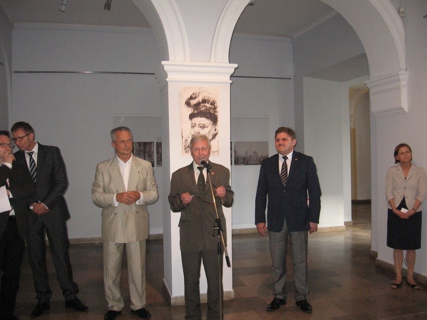 Wystwawę otworzył Adam Zieleziński,dyrektor Muzeum imenia...