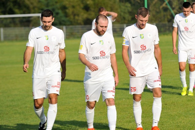 Wydział Gier Opolskiego Związku Piłki Nożnej po zweryfikowaniu wszystkich rozgrywek wśród  seniorów w ramach sezonu 2017/18 ostatecznie zatwierdził drużyny, które uzyskały awans oraz zanotowały spadek.