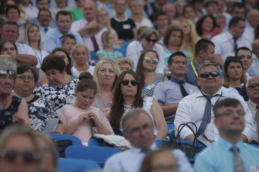 Kongres Świadków Jehowy na Stadionie Śląskim. Dzień 1. Wierni w Chorzowie przez trzy dni będą brać udział w spotkaniach ZDJĘCIA