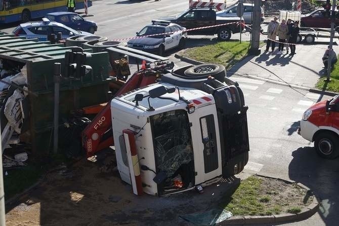 Groźny wypadek w centrum Słupska. Przewróciła się ciężarówka [ZDJĘCIA]