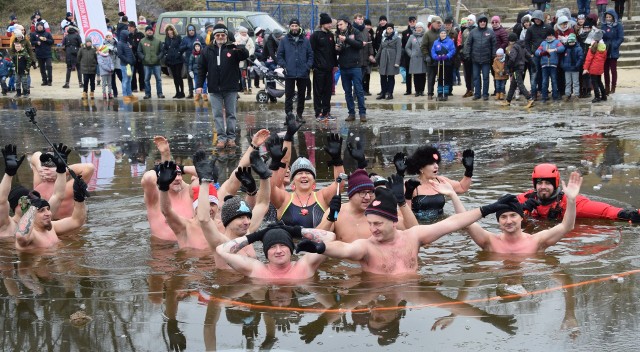 Po godz. 14 w wąbrzeskim sztabie otwarte zostały puszki wąbrzeskich wolontariuszy. Na koncie sztabu pojawiło się pierwsze 4 tys. zł. Pieniądze zbierało 30 osób. Pierwszą niedzielną imprezą w Wąbrzeźnie była "sportowa masa krytyczna" nad jeziorem Zamkowym. Wzięło w niej ponad sto osób. Odbyła się m.in. kąpiel morsów i marszo -bieg. Działała również kawiarenka. Organizatorem akcji byli miastoaktywni.pl przy wsparciu wąbrzeskiego stowarzyszenia Inicjatywa,  Joanny Dumy oraz drużyny rugby.  Nad bezpieczeństwem kąpiących się czuwali druhowie z OSP Wąbrzeźno. Od godz. 15 trwa natomiast impreza w WDK.  