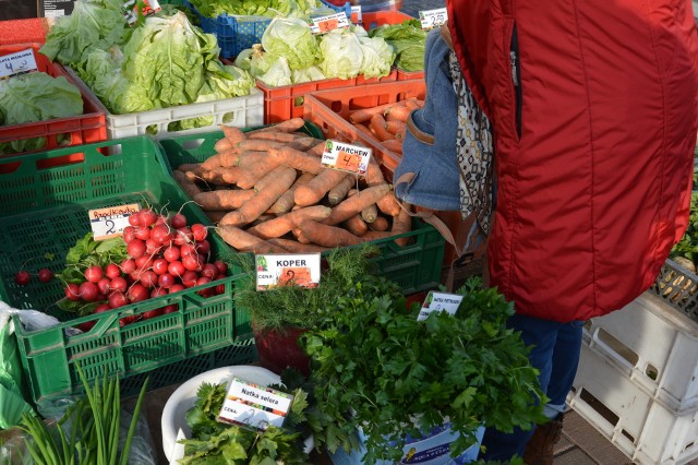 Na żarskim targowisku przy ul. Lotników co wtorek i piątek gwarno, niezależnie od pogody. Na tzw. duży rynek ciągną nie tylko żaranie, ale i mieszkańcy okolicznych wsi. Za to handlujący przyjeżdżają nawet z Kożuchowa. - To takie miejsce, gdzie można tu kupić praktycznie wszystko od warzyw, po owoce, jaja, od gospodarzy po ubrania, czy kwiaty, dlatego przychodzenie tu co wtorek i targ należy już do tradycji to niezależnie od pogody - mówi pani Iwona, mieszkanka pobliskiego osiedla.  Na stoisku Iwony Słockiej z Konina Żagańskiego kupimy jaja z wolnego wybiegu. Te największe już za 1 zł za sztukę, mniejsze za 0,80 zł a najmniejsze za 0,50 zł. Pani Iwona prowadzi też ich sprzedaż w domu. Na innych stoiskach za główkę kapusty zapłacimy średnio po 4 zł, natomiast  za 5-kilogramowy worek tartej kapusty z marchwią dostaniemy za jedyne 10 zł. Zimowe odmiany jabłek kupimy już za 2 zł za kilogram  Na straganach pojawiają się suszone jabłka, gruszki i śliwki. Cena za kilogram to 20 zł. Zaledwie na dwu straganach można spotkać zachwalany przez gospodynie gatunek ziemniaków - bryzę. Za 15 kilogramowy worek trzeba dać 25 zł, ale jak mówi Zdzisław Trojanowski z Lubanic ten gatunek schodzi na pniu.   Za kilogram ziemniaków, np. vinetę, zapłacimy ok. 2 zł, podłużnego buraka opolskiego - 3 zł, cebulę 3 zł, a za korzeń pietruszki 10 zł. W cenie są też miody. Gryczany  z pasieki Kazimierza Winnickiego z Żar kupimy za 35 zł za 0,9 l, podobnie jak za akacjowy.Lidl w Żarach po remoncie. WIDEO: