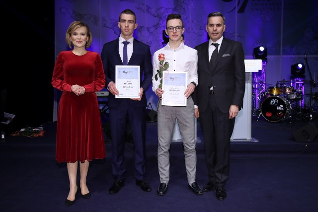 W piątek w Targach Kielce uroczyście rozstrzygnęliśmy 67. Plebiscyt Sportowy Świętokrzyskie Gwiazdy Sportu oraz plebiscyty powiatowe. Nie zabrakło laureatów z powiatu kazimierskiego. Byli drugi wśród sportowców Łukasz Kułaga, zwycięzca w talentach Sebastian Maderak. Z żoną bezpośrednio z Krakowa na galę dotarł najpopularniejszy sportowiec Sylwester Augustyński. -Jestem tu po raz kolejny, super sprawa. Trochę się spóźniłem, ale najważniejsze, że dotarłem, odebrałem nagrodę i jesteśmy z żoną w tak doborowym gronie - mówił Sylwester Augustyński, pochodzący z Kazimierzy Wielkiej biegacz Lacho Team.Z żoną dotarł też na galę Andrzej Sender, trener piłkarzy Sparty Kazimierza Wielka. Wygrał wśród nauczycieli wychowania fizycznego, został też trenerem roku, dodatkowo odebrał nagrodę w imieniu Sparty - drużyny roku, razem z prezesem Michałem Pozłótką. -Jestem pod wrażeniem gali, świetna organizacja, znakomici goście - mówił Andrzej Sender. ZOBACZ PEŁNE WYNIKI 67 PLEBISCYTU SPORTOWEGODorota Kułaga