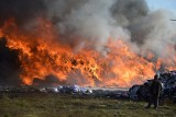 Pożar składowiska tekstyliów w Kamieńcu. Strażacy nadal walczą z pożarem