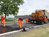 Redon pokazał  pod Ślesinem jak naprawić spękane drogi  