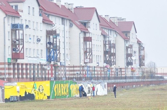 W sobotę grupka kibiców Siarki Tarnobrzeg tworzyła graffiti na murze bloku przy ulicy Konfederacji Dzikowskiej w Tarnobrzegu.