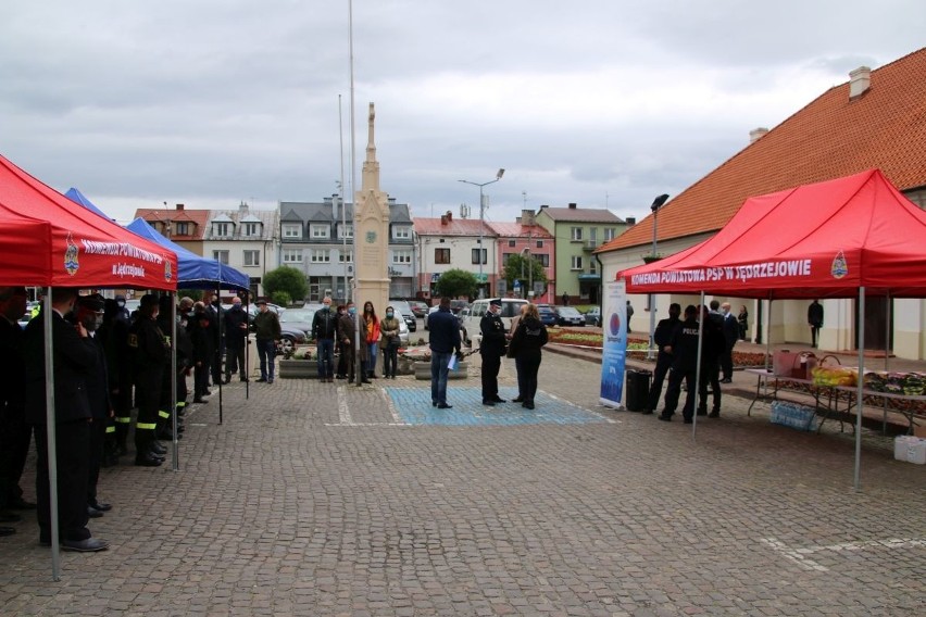 Akcje Bezpieczne Powiaty Świętokrzyskie+ na rynku w Staszowie z udziałem wiceministra Piotra Wawrzyka. Obdarowano wiele instytucji [ZDJĘCIA]