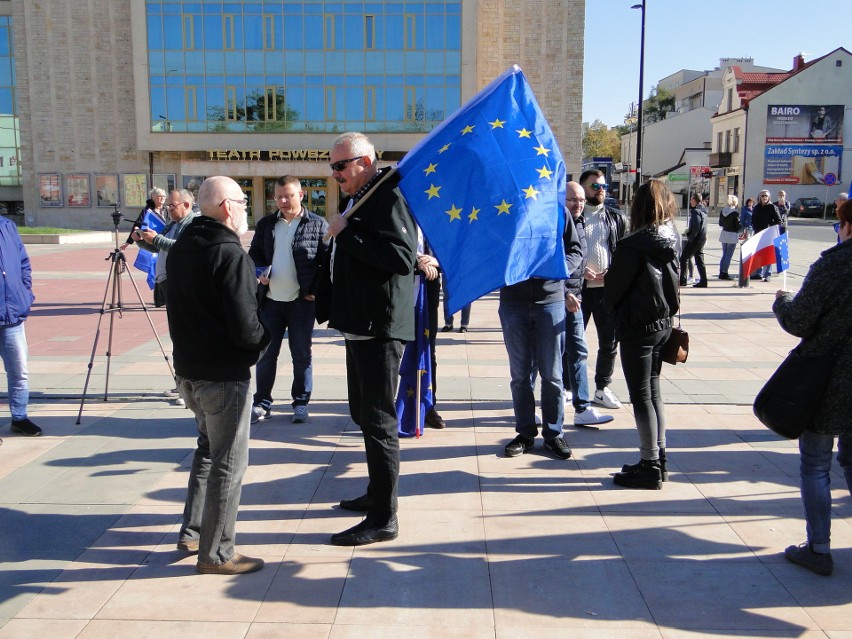 Mieszkańcy Radomia protestowali w sobotę, stając w obronie dalszej obecności Polski w Unii Europejskiej