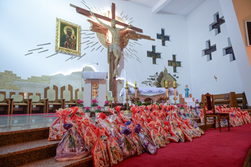 Mikołaj odwiedził dzieci na osiedlu Kmiecie w Przemyślu. Rozdał 200 paczek! [ZDJĘCIA]