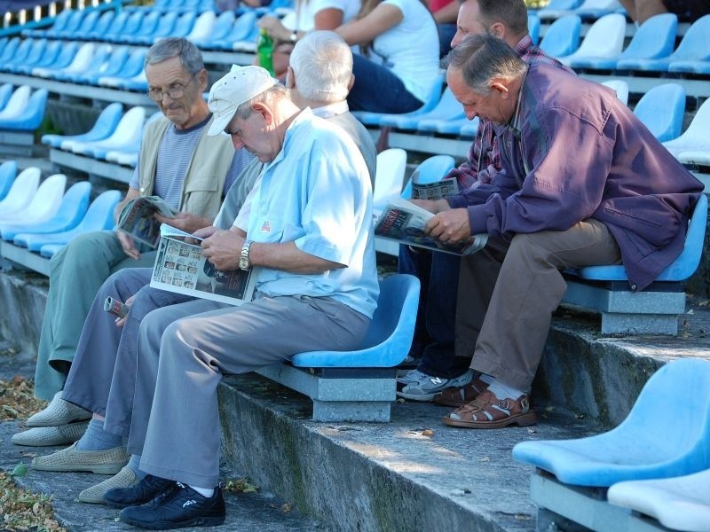 Unia Nowa Sarzyna (na niebiesko) mimo prowadzenia 2-0 ulegla...