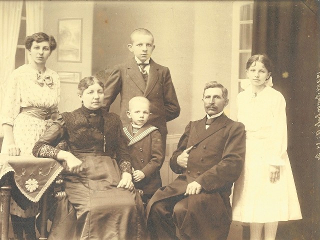 Zdjęcie rodziny Anny i Juliusza Papenfuss zrobione zostało w chojnickim atelier  Maksa Heyna. Od lewej stoi ich córka Anna, obok niej Paweł, późniejszy ksiądz. Przy ojcu - Maria. Najmłodszy Alfons  (stoi w środku) zmarł w 1918 r., mając 9 lat.
