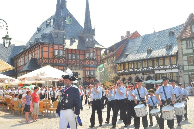 Niemal każde niemieckie miasto to turystyczna perełka. Na zdjęciu parada miejska w Wernigerode
