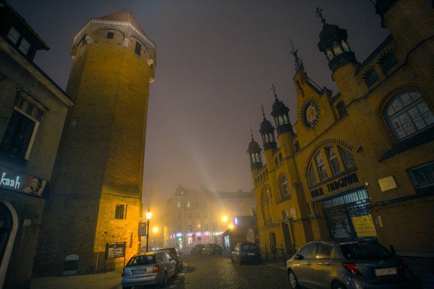 Tajemniczy Gdańsk. Zobaczcie nocne zdjęcia Gdańska spowitego mgłą