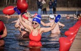Walentynkowe Morsowanie w Parku Lisiniec w Częstochowie. Tym razem kąpało się około 100 osób