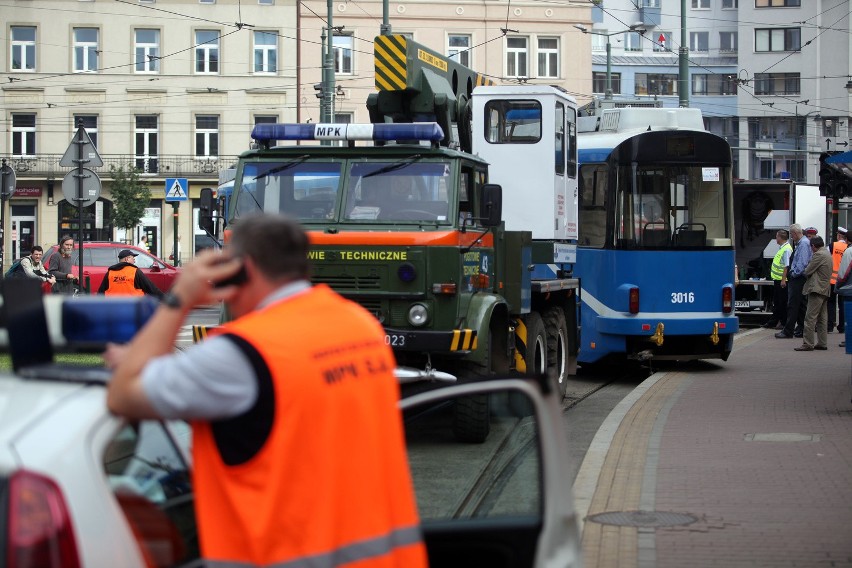 Kraków: wykoleił się tramwaj na Starowiślnej [ZDJĘCIA]