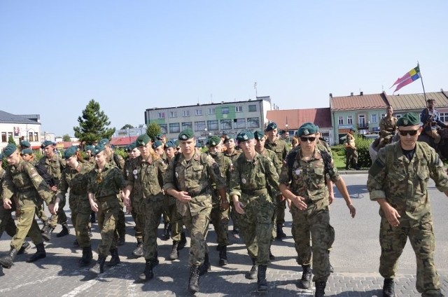 Uczestnicy 49. Marszu Szlakiem I Kompanii Kadrowej Józefa Piłsudskiego właśnie dotarli na jędrzejowski Rynek, gdzie za chwilę uroczyście powitają je miejscowe władze.