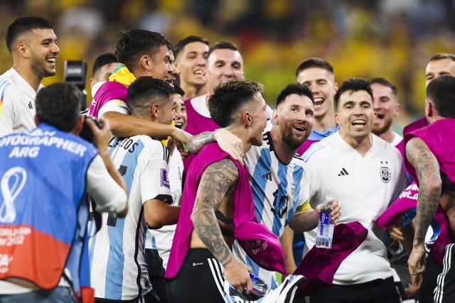 Piłkarze reprezentacji Argentyny ze swoim liderem i kapitanem Lionelem Messim (w środku) fetują zwycięstwo nad Australią i awans do ćwierćfinału mundialu 2022
