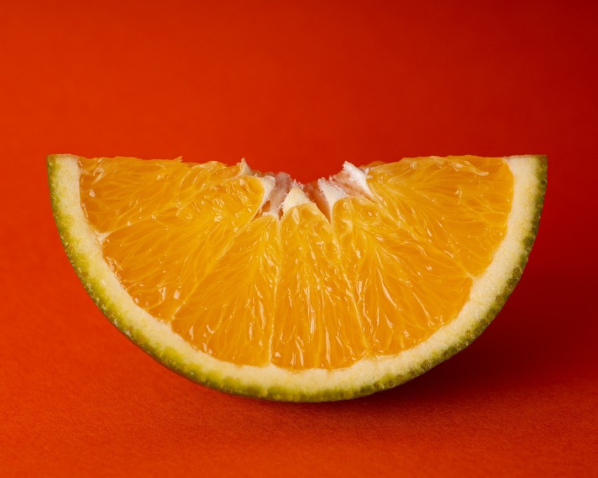 Beta-karoten zawarty w pomarańczach wspomaga produkcję...