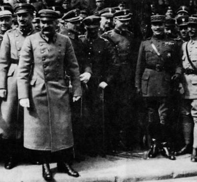 Józef Piłsudski z oficerami z francuskiej misji wojskowej,...