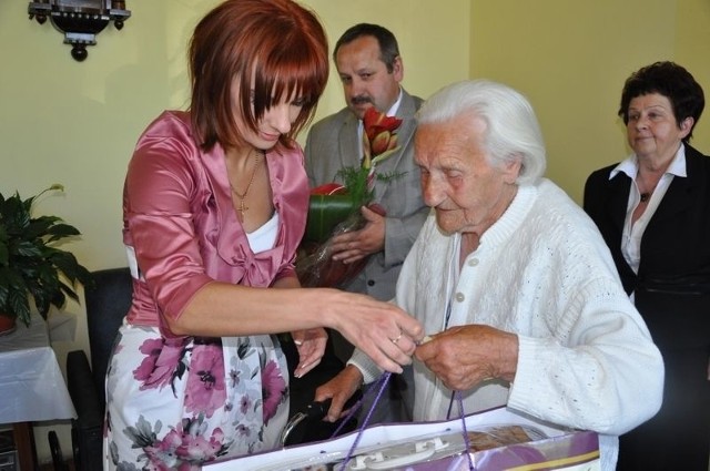 Jubilatka otrzymała koc na chłodne dni od burmistrz Stąporkowa Doroty Łukomskiej.
