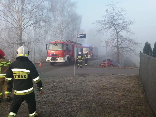 Wypadek w Żywcu. Renault megane po zderzeniu wpadło do rowu i uderzyło w drzewoZobacz kolejne zdjęcia. Przesuwaj zdjęcia w prawo - naciśnij strzałkę lub przycisk NASTĘPNE