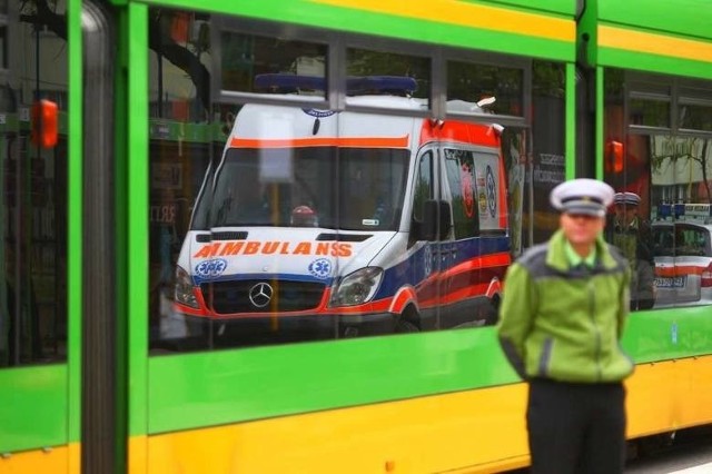 Na miejsce zostało wezwane pogotowie, które zabrało pasażera tramwaju do szpitala.