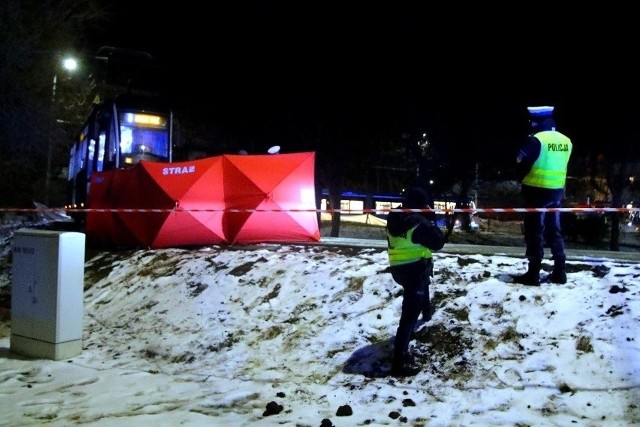Tragiczny wypadek na pętli w Leśnicy. Na torach znaleziono zwłoki człowieka. Zdjęcia wykonane podczas działań policji i śledczych.
