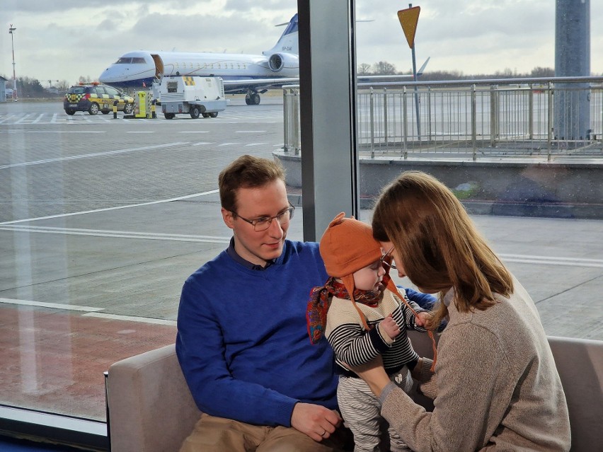 Ada Fryczak z rodzicami na łódzkim lotnisku tuż przed...