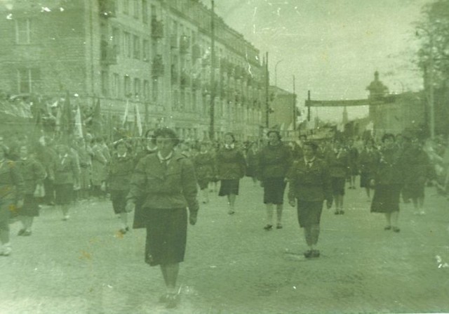 Pochód dziewcząt z  ZHP, też Lipową. Z lewej strony stała trybuna.