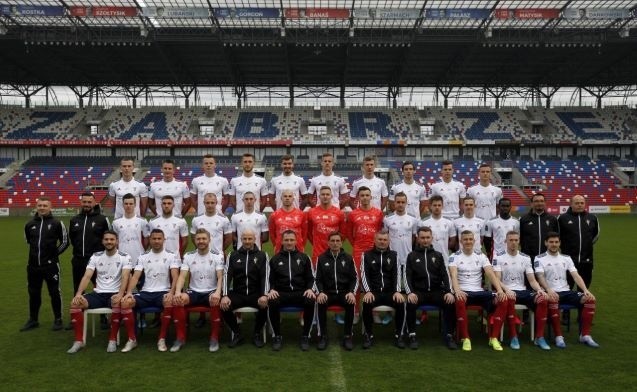 Górnik Zabrze: Górny rząd od lewej: Boris Sekulić, Michał Koj, Mateusz Matras, Paweł Bochniewicz, Przemysław Wiśniewski, Aleksander Paluszek, Piotr Krawczyk, Dariusz Pawłowski, Adrian Gryszkiewicz, Bartłomiej Eizenchart. Środkowy rząd od lewej: Sebastian Jagiełło (masażysta), Bartłomiej Spałek (fizjoterapeuta), Adam Ryczkowski, Filip Bainović, Kamil Zapolnik, Erik Jirka, Martin Chudy, Dawid Kudła, Bartosz Neugebauer, David Kopacz, Daniel Ściślak,  Michał Rostkowski, Alasana Manneh, Zbigniew Kwiatkowski (lekarz), Krzysztof Skutnik (kierownik drużyny). Dolny rząd od lewej:  Jesus Jimenez, Igor Angulo, Szymon Matuszek, Mateusz Sławik (trener bramkarzy), Marek Kasprzyk (asystent trenera), Marcin Brosz (trener),  Marek Matuszek (asystent trenera), Wojciech Mroszczyk (trener przygotowania motorycznego), Łukasz Wolsztyński, Roman Prochazka, Erik Janża.