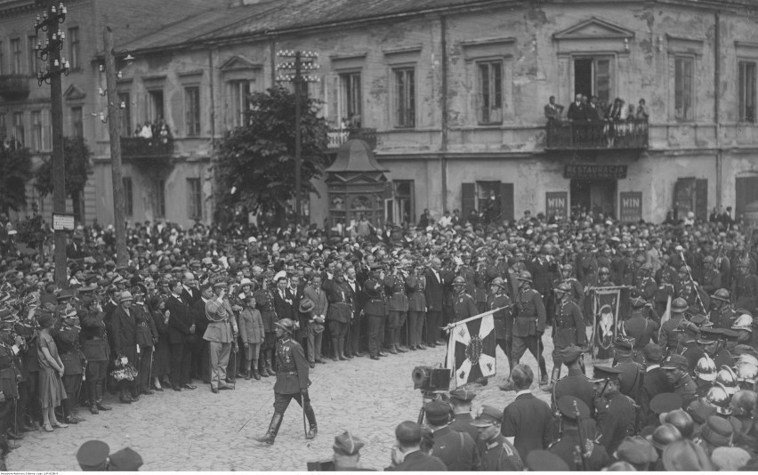 1926 rok, Kielce, Uczestnicy marszu w defiladzie przed...