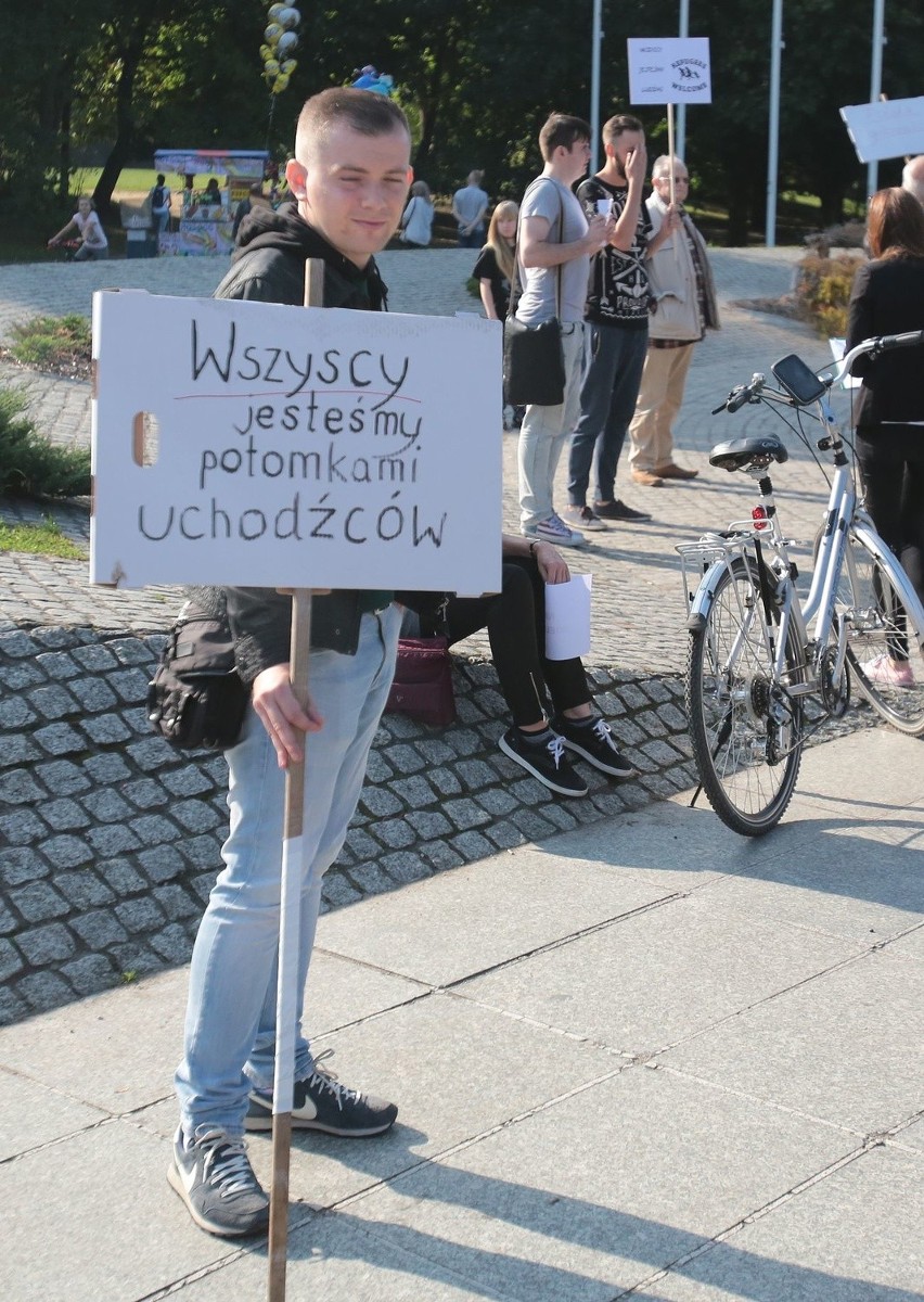 Szczecin podzielony. Dwie demonstracje w sprawie uchodźców [wideo, zdjęcia]