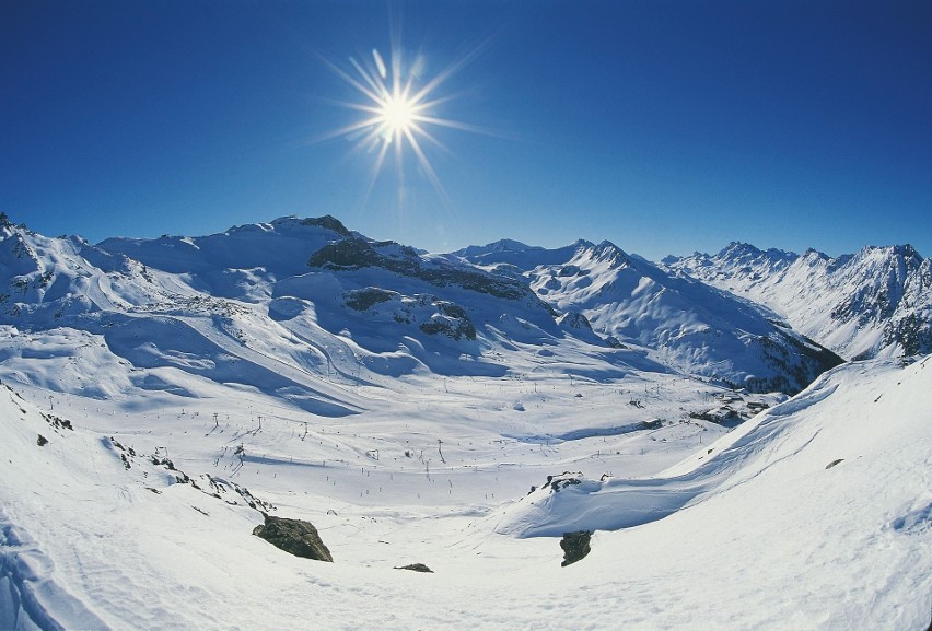 Gdzie na narty za granicę zimą? Czy stoki w popularnych kurortach narciarskich we Francji, na Słowacji, we Włoszech lub Austrii są otwarte?