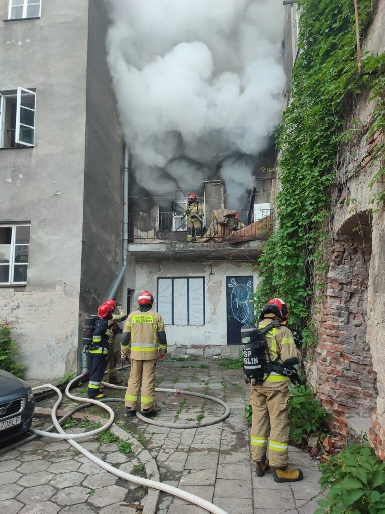 Pożar mieszkania w kamienicy przy ul. Królewskiej w Lublinie. Straty sięgają 50 tys. zł