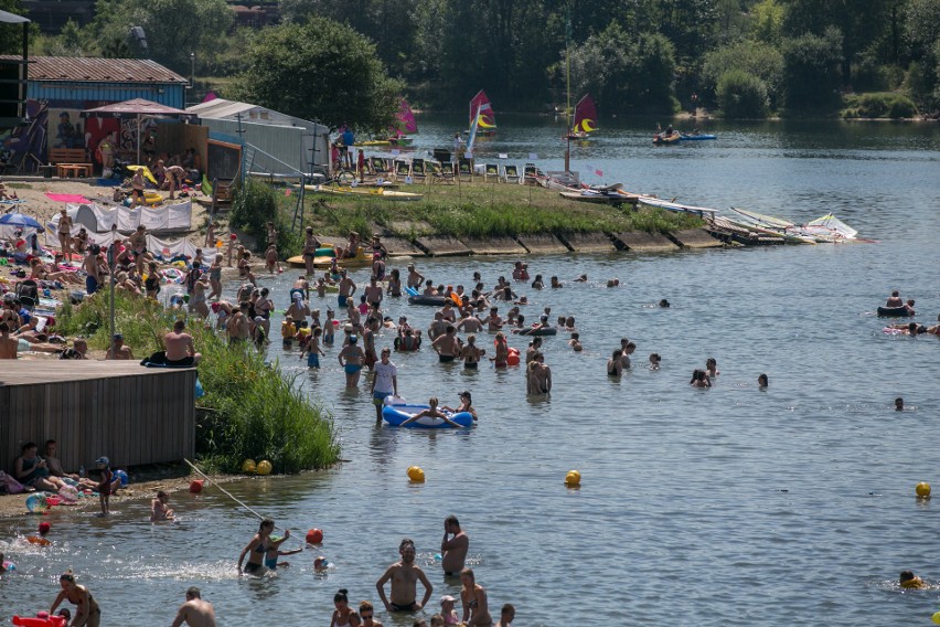 Upały w Krakowie. Krakowianie wypoczywają na Bagrach [ZDJĘCIA]