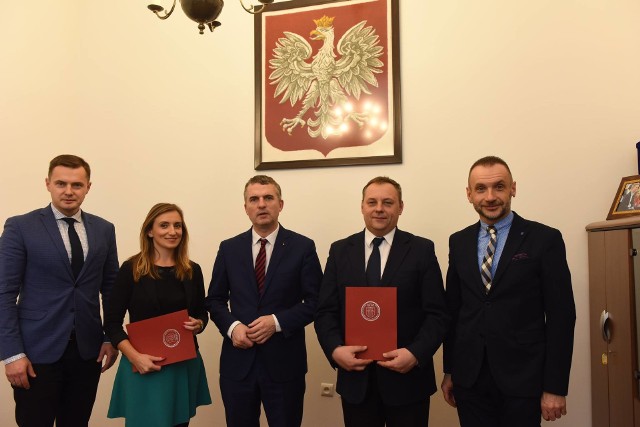 Od lewej: Łukasz Sadkiewicz, Agnieszka Szczepaniak, burmistrz Wieliczki Artur Kozioł, wiceburmistrz ds. inwestycji Piotr Krupa, sekretarz gminy Wieliczka Adam Panuś