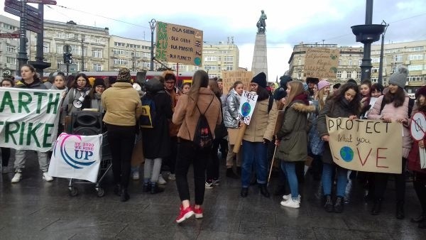 Młodzież w marszu klimatycznym przeszła ulicą Piotrkowską w samo południe