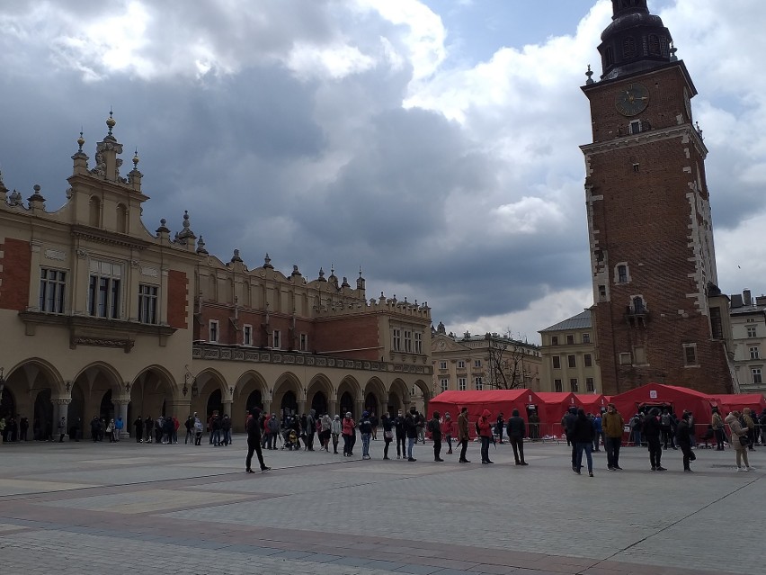 Kraków. Kolejny dzień masowych szczepień na Rynku Głównym. Zainteresowanie jest ogromne. Rząd zwiększa pulę szczepionek [ZDJĘCIA]