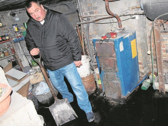 - W piwnicy stoi woda, bez kaloszy nie da się tu wejść - mówi Krzysztof Muszyński, mieszkaniec Ludwinowa, gm. Włocławek