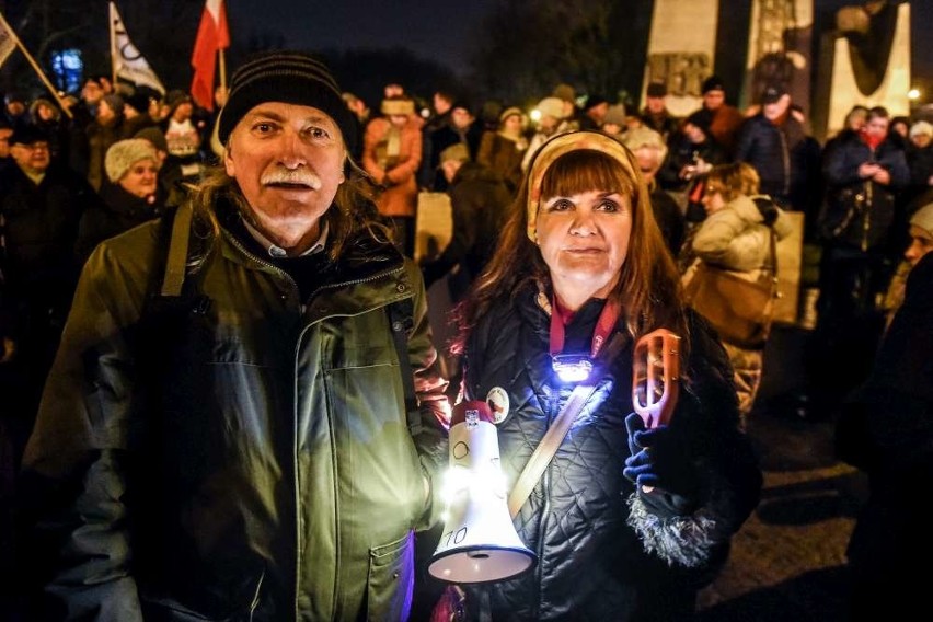 Strajk obywatelski w Poznaniu. Tłumy na placu Mickiewicza