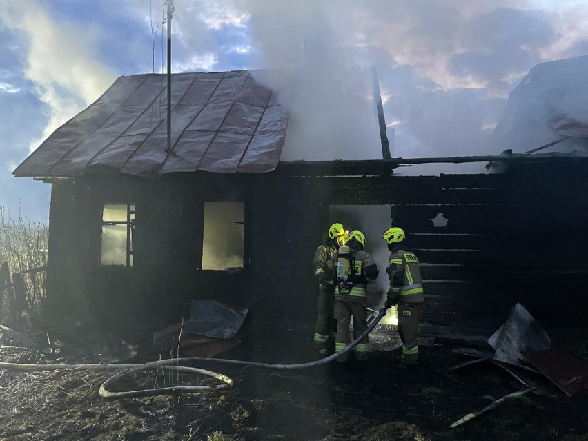 Dziewięć zastępów straży pożarnej walczyło z pożarem domu w Czyżykach na Podlasiu