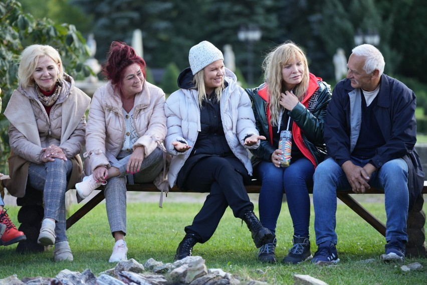 „Sanatorium miłości 5”. Asia i Zbyszek na sekretnej schadzce nie zdążyli czmychnąć niepostrzeżenie. Wszystko się nagrało! „Kadra śpi, a koloniści baraszkują”