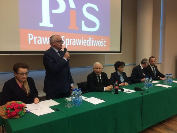 Jarosław Kaczyński we Wrocławiu motywował działaczy. A pod Cuprum protest (ZDJĘCIA)