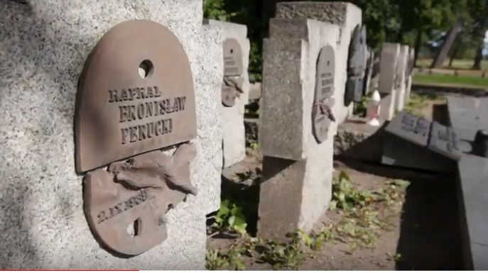 Symboliczny grób Bronisława Peruckiego na Westerplatte.