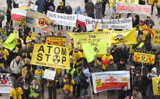 To jeden z protestów zorganizowanych przeciwko planom budowy elektrowni atomowej w Gąskach. Kolejny szykuje się już w najbliższy poniedziałek, tym razem w Warszawie. - Jedziemy zorganizowaną grupą, będziemy też protestować przeciwko elektrowniom wiatrowym i wyprzedaży polskiej ziemi w obce ręce - mówi Wiesław Piątek.