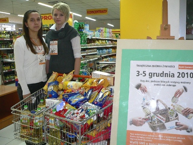 Wolontariuszki Angelika i Agnieszka prowadziły w niedzielę świateczną zbiórkę żywności w buskim markecie LUX.